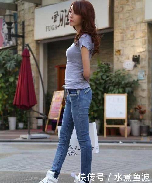 气质|小姐姐牛仔裤搭配简单的短袖,衬托出温婉甜美气质