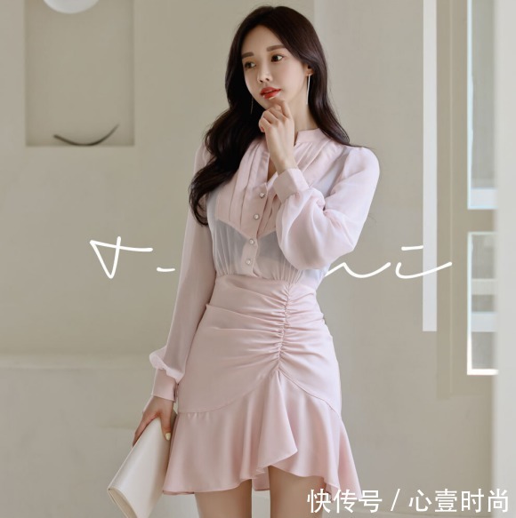 时尚|女神孙允珠时尚搭配：初恋春荷淡雅馨粉微透百褶裙