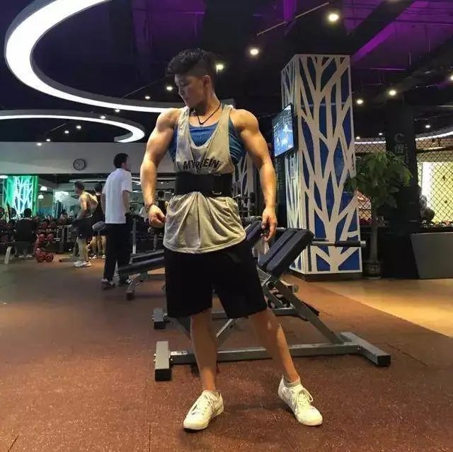 动作|她是最健壮的姑娘拥有麒麟臂、完美腹肌的小姐姐是如何练腹的