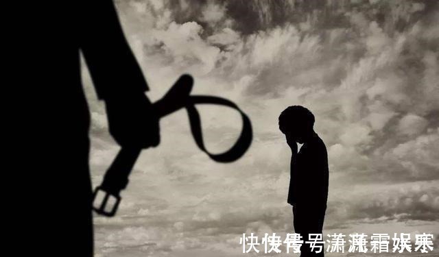 家长|地铁上,妈妈坐着玩手机却让孩子躺地上,宝妈解释后获乘客们称赞