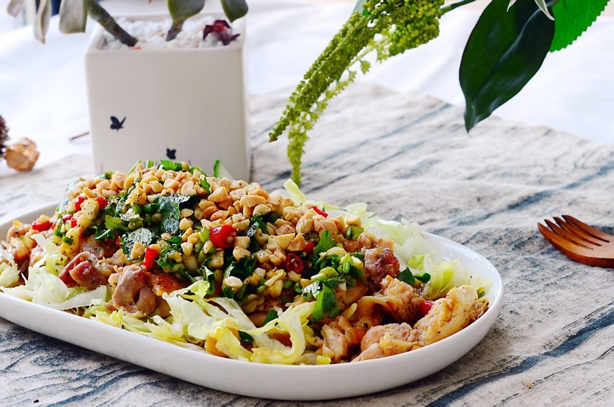 这是一道泰式菜，鸡肉搭配蔬菜，风味独特