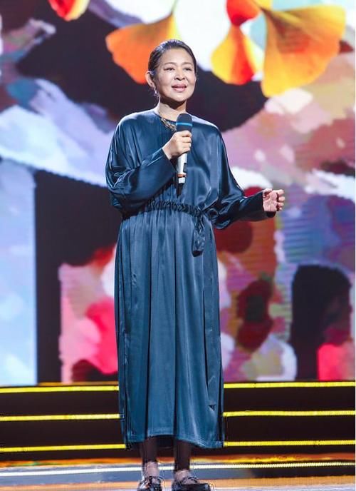  下巴|王小丫变瘦了！扎马尾辫穿黑色套装尖下巴抢镜，年过半百气质优雅