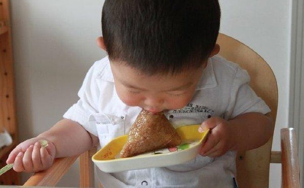 脾胃虚弱|5岁女孩脾胃虚弱,停止发育,儿科医生这3种食物别再纵容娃吃