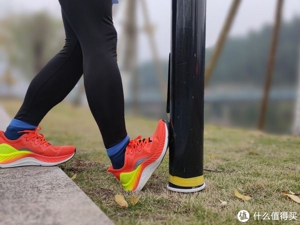跑鞋 日常元素超临界碳板跑鞋体验:让你的马拉松跑起来