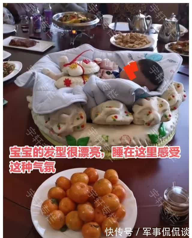 一家人|这样不晕?孩子满月,北京一家人将他放在餐盘中间,转着“吃饭”