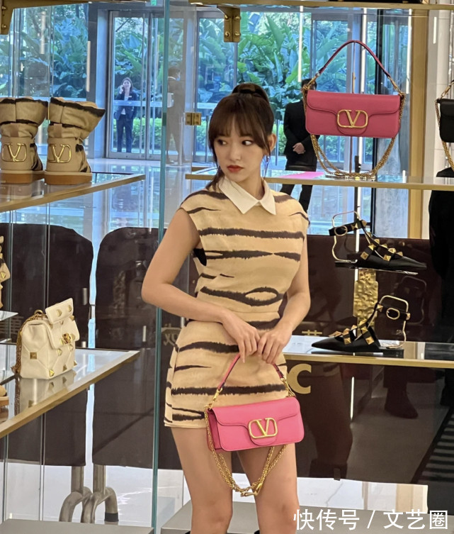 小蛮腰|程潇生图曝光，身材纤细建模脸名不虚传，新发型令人眼前一亮