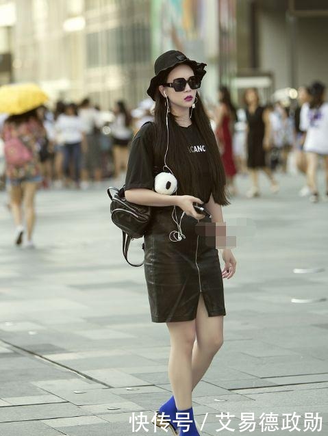 T恤|美女黑色T恤搭皮裙,配蓝色棉袜,这种时尚你懂吗?