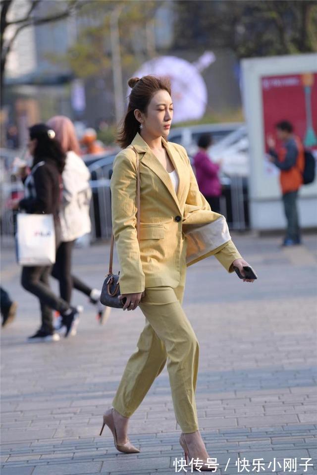高跟鞋 职场美女一身黄色穿搭，搭配时尚高跟鞋，看上去优雅又大方
