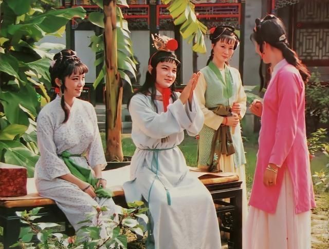 一个最不起眼的丫头,做了夏金桂的“帮凶”,将香菱置于尴尬境地