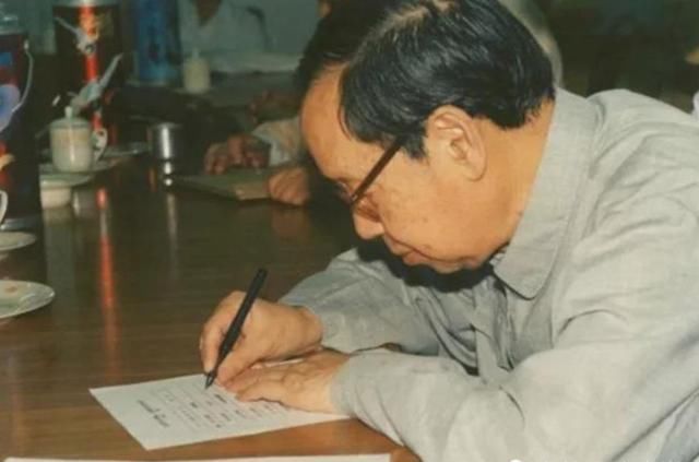 坛子|抱着咸菜坛子的乞丐,赖在清华不肯离开,校长看到后热泪盈眶