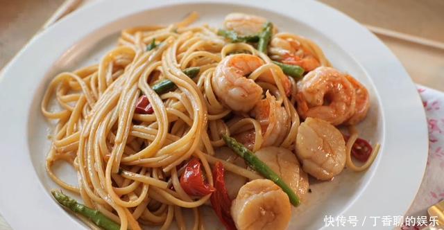 秋天|秋天,这碗意面要多吃,营养极高,自己做一盘不到20元