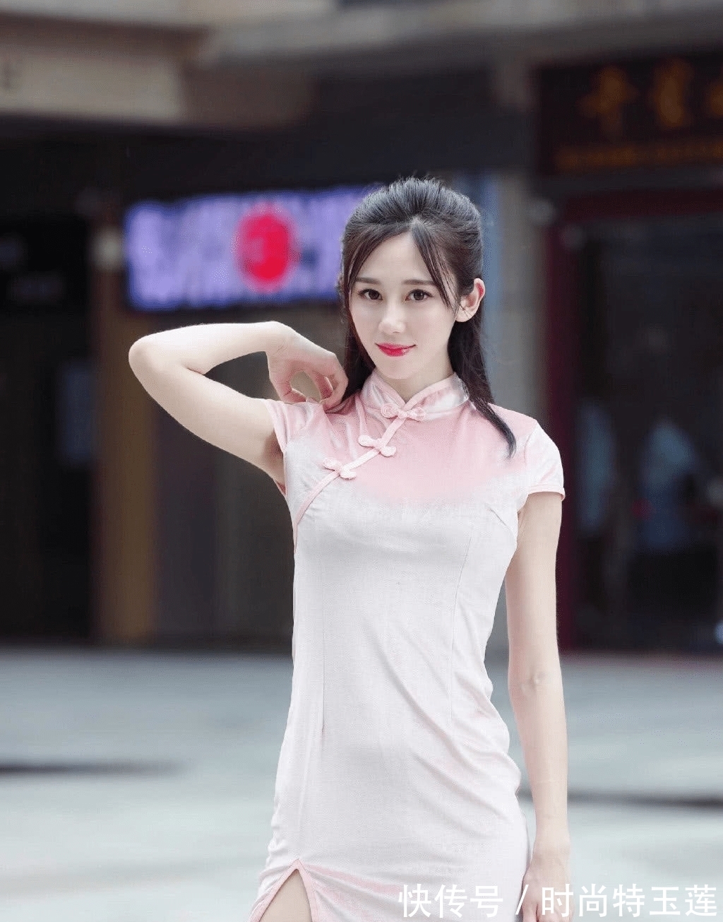 优雅 “粉红色”的旗袍,让邻家小妹气质更加自信优雅