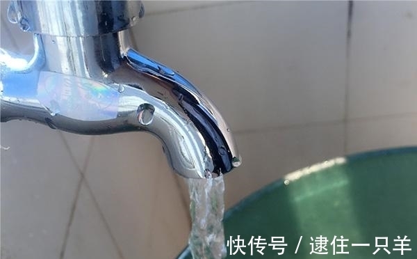 水垢|烧开的自来水里有水垢，长期喝会影响健康吗？和您分析