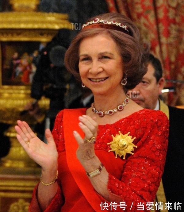 耳环 新年就是要红!王室红宝石珠宝看起来!