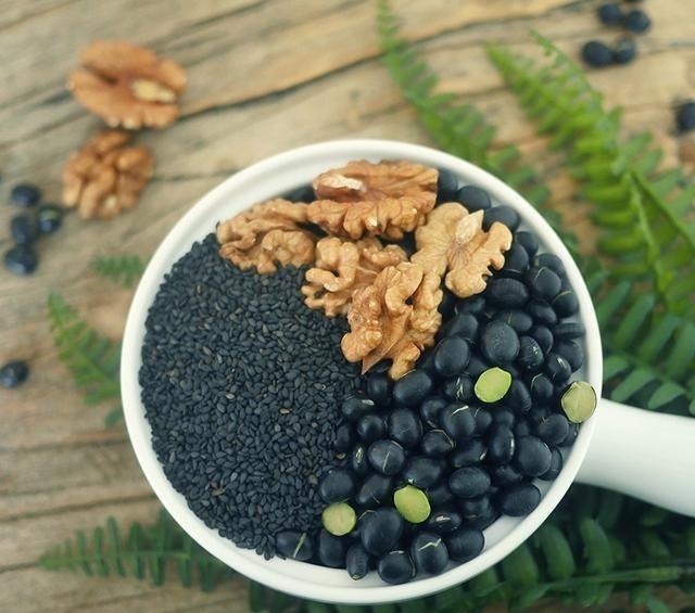 卵巢|女人不想老,想皮肤白净有弹性,就常吃这几种不起眼的食物