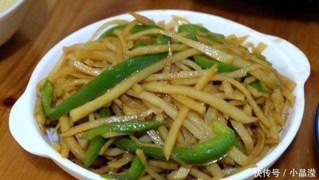 晚餐|一家四口的晚餐只用炒三个菜,有荤有素简单易做,在家吃饭就是香