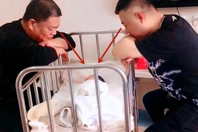 护士|宝宝刚出生,爷爷和姥爷的行为逗笑查房护士,奶奶姥姥一边站