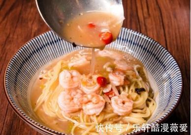 好吃|几分钟就搞定的鲜虾面,作为早餐营养又好吃,做法还简单