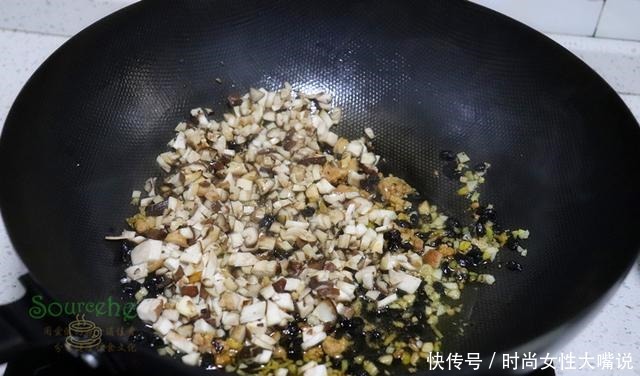  不用|香菇酱原来这么简单，学会了再也不用买，现在现吃，拌面很香！