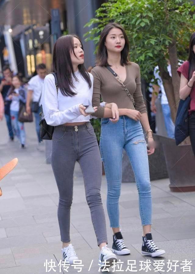 紧身上衣T恤搭配紧身牛仔裤,时尚姐妹花,优雅动人