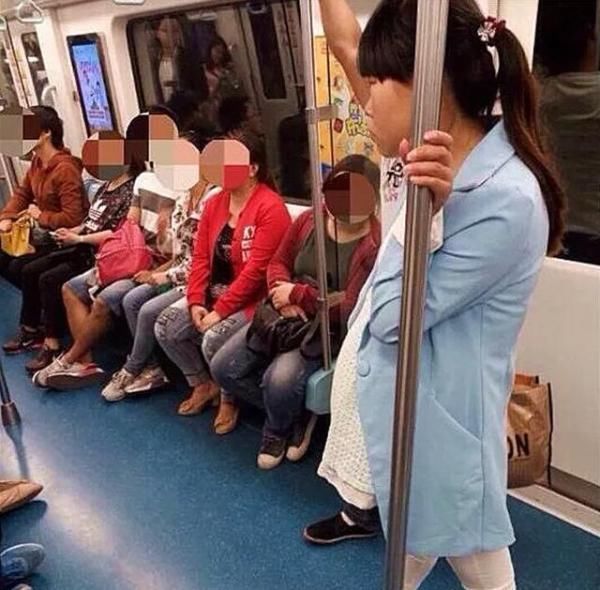 坐车|宝妈带女儿坐车被骂没教养,女儿的一番话,乘客们羞红了脸