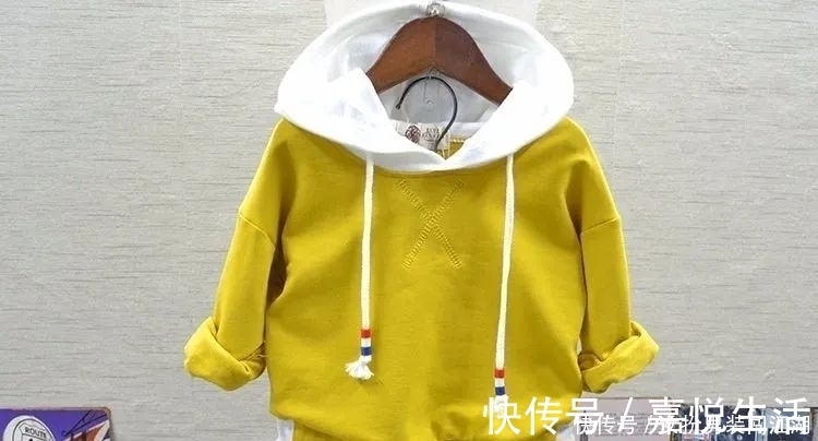 卡住|有种“危险”叫孩子的衣服,男孩被拉链卡住,这5类衣服少买