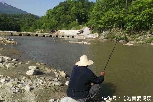 农村|农村大叔钓白条鱼，一小时为何能钓一桶？