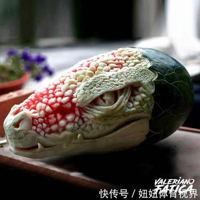权力的游戏|他把西瓜雕刻成各种形象,画面让人毛骨悚然