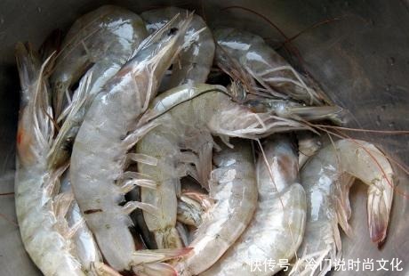 口感|水煮大虾,放盐还是放醋牢记3个要点,虾肉鲜嫩,还无腥味