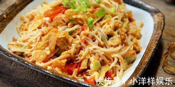 金针菇和它炒绝配了,隔三差五做一次,儿子每次吃完一大碗米饭