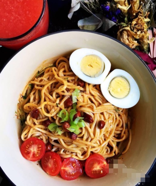 葱油麻酱凉面,好吃方便,劲道十足,一碗下肚,倍感幸福!