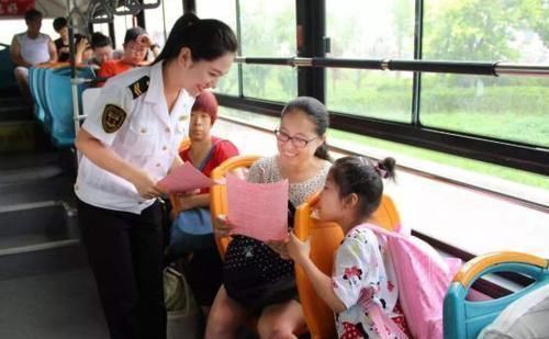 小偷|公交车上8岁孩子突然喊肚子痛,爸爸一看马上报警,众人都说机智