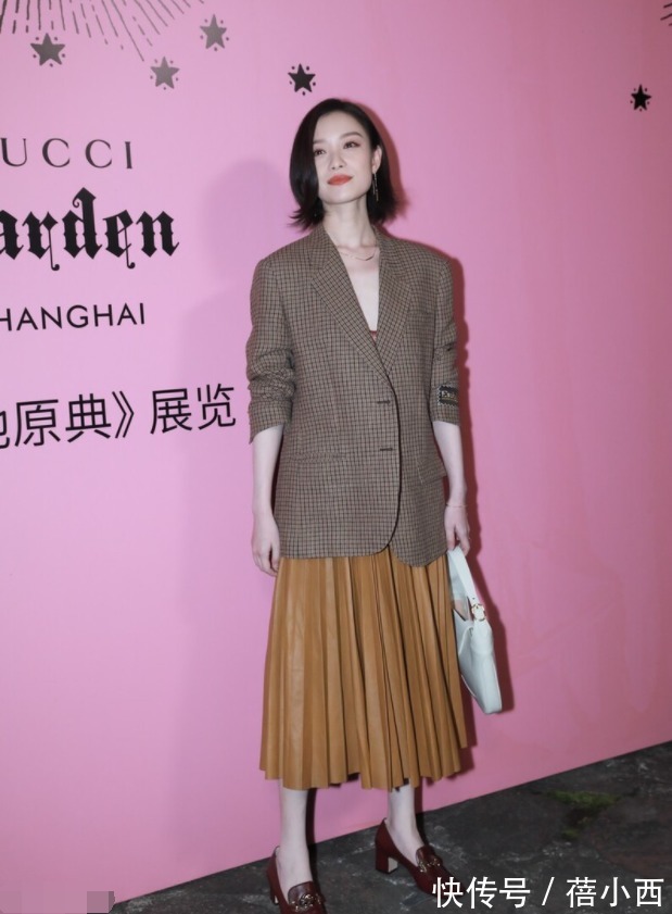 时髦精|秋天穿搭时尽量别搭小白鞋!时髦精都在穿乐福鞋,高级又显气质