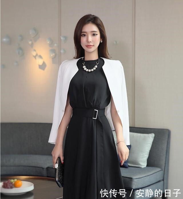 高跟鞋 黑色无袖连衣裙搭配一双黑色漆皮高跟鞋,尽显优雅女王的气质!