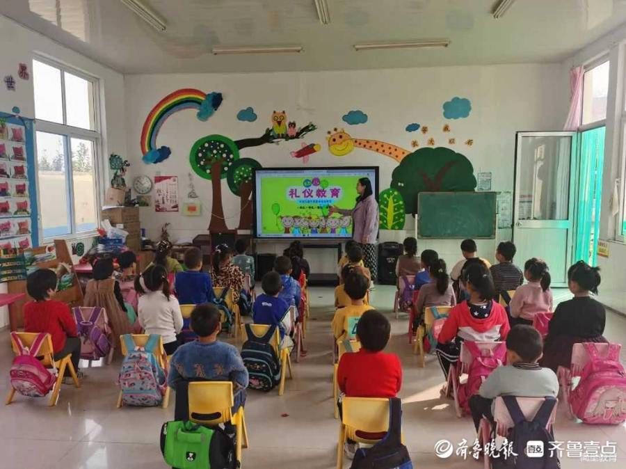 长大了！潍坊幼儿园小朋友上礼仪课，孩子们学得有模有样|情报站| 礼仪课