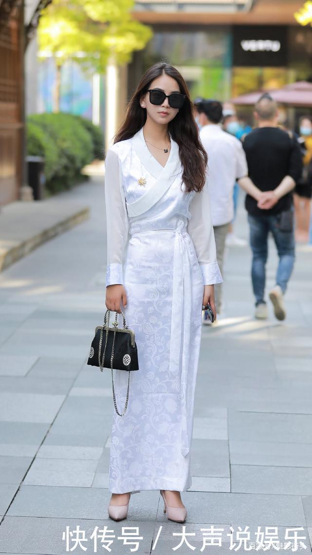 连衣裙搭配尖头细跟鞋，是强强联手的组合，修饰身材还提升气质