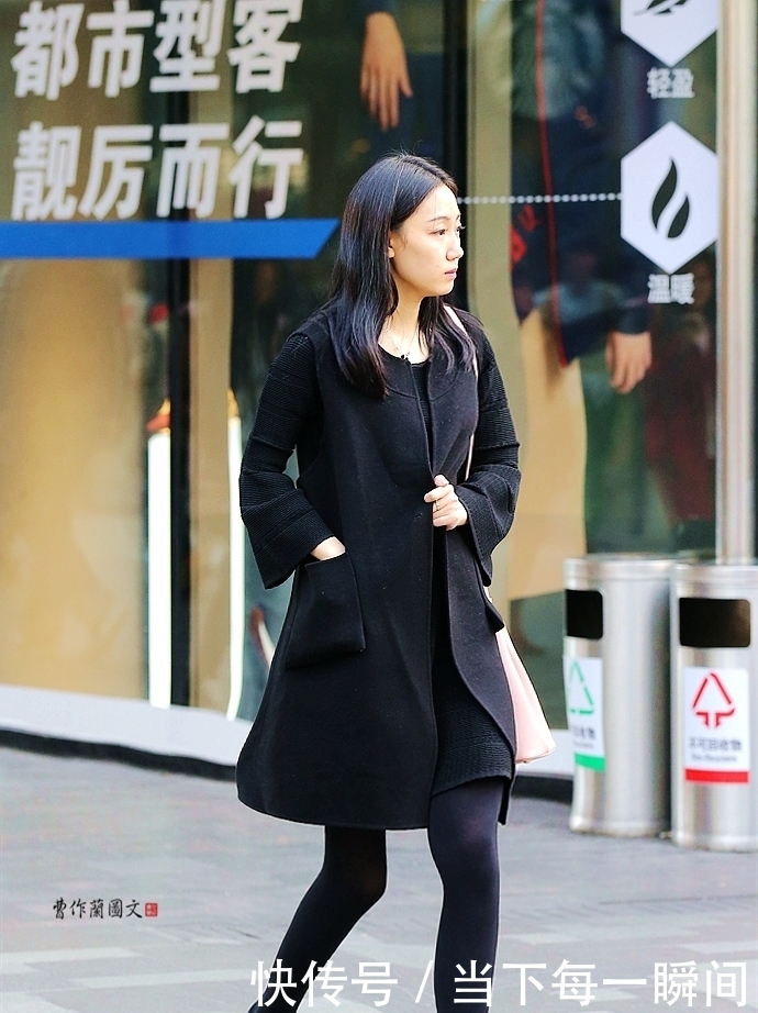 聚合|聚合打底裤和黑丝的优点,美女巧用黑色打底袜,给冬装添加时尚