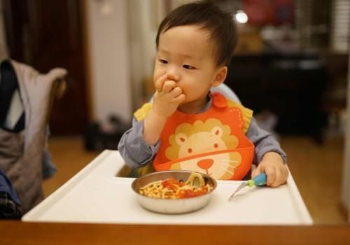 小朋友们|家里宝宝喂饭成难题,掌握这几个方法,父母轻松让孩子吃饭