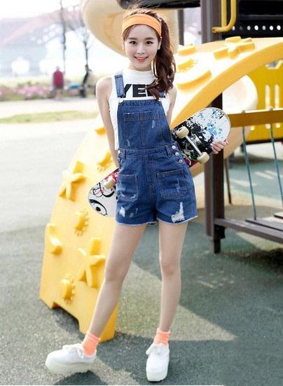 别以为穿背带裤就是“装嫩”,瞅瞅下面这穿搭,十分元气美腻