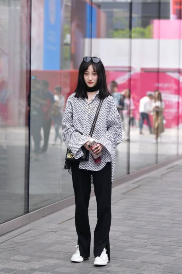 街拍:小姐姐青春靓丽时尚大气,背心搭配阔腿裤,让人看起来很有内涵