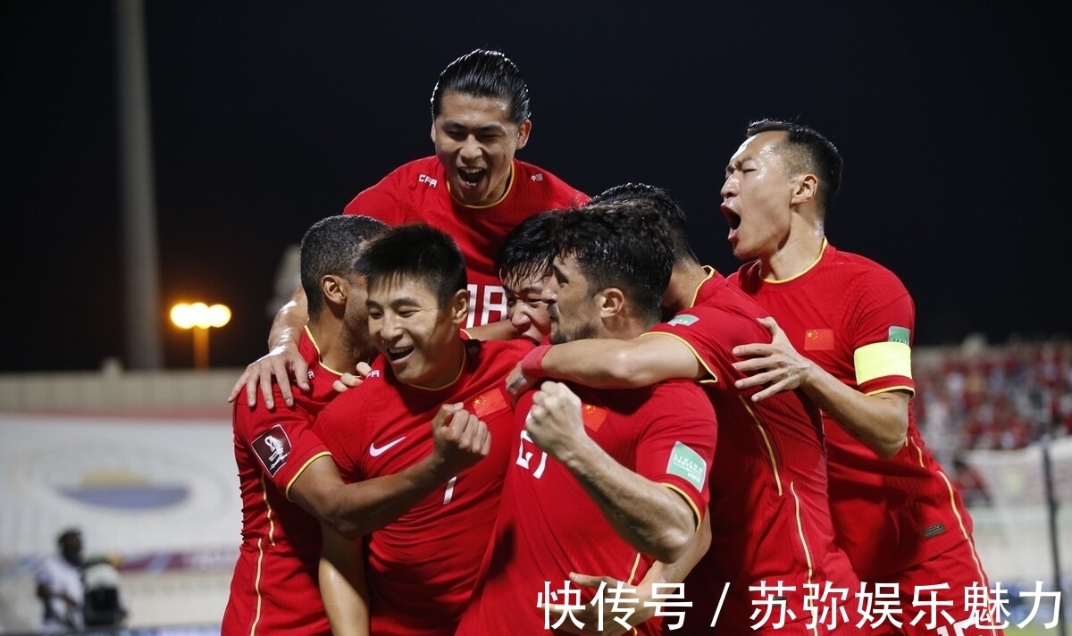 回传|比赛最后1分钟,国足还在后场倒脚,3次回传门将,以为3分已到手