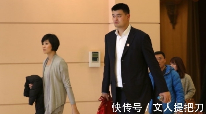 诸暨市人民政府|2米26姚明又长高了？低头都快碰到吊花灯，坐大沙发像挤宝宝椅