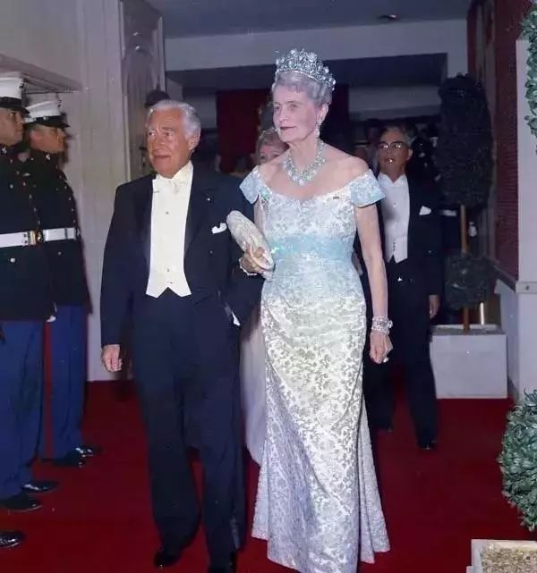 富美|一个论斤买卡地亚珠宝 的女人,是一个怎样的白富美?