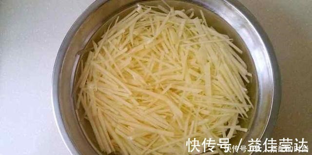 炒土豆丝粘锅不要焯水了,教你正确做法,土豆丝爽脆可口