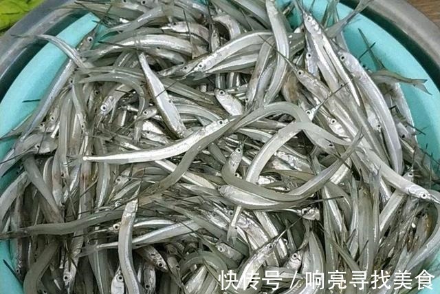 在当地的河流里钓到很多疑似小剑鱼,一钓一大盆钓友疑问能吃吗!