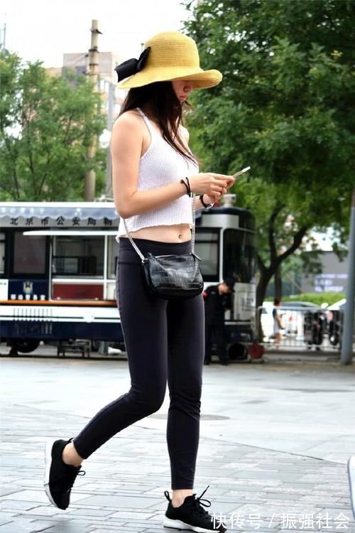身姿|运动款的瑜伽裤,小姐姐穿上后潮流范十足,尽显魅力身姿