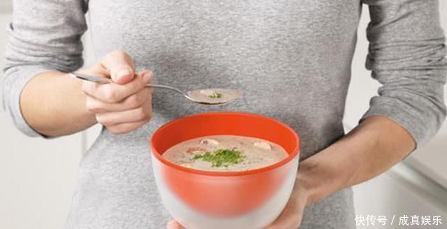 端着碗吃饭|外国人的疑问:为什么中国人要端碗吃饭,这样很不礼貌!