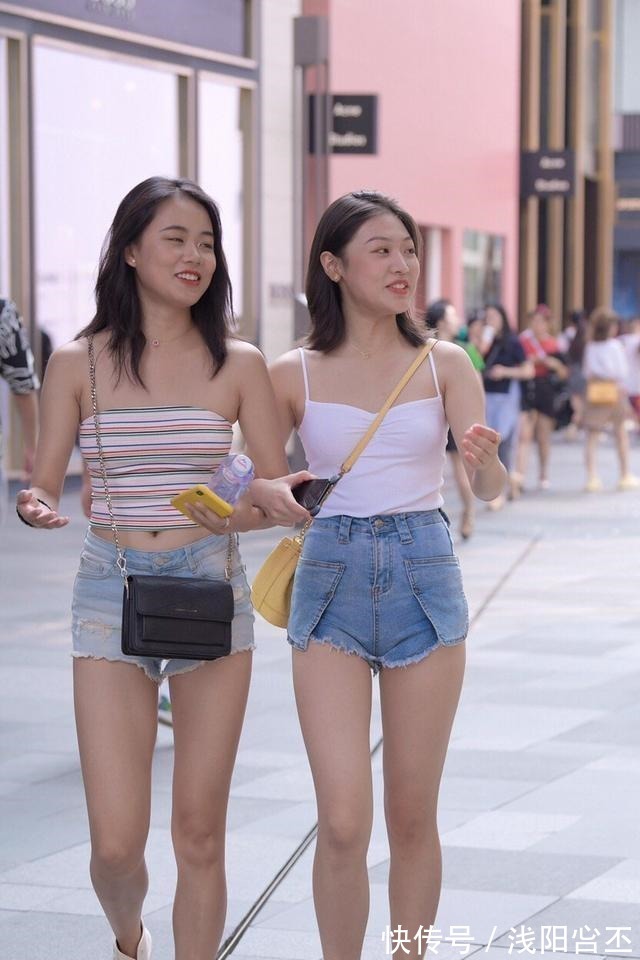 腿部 精心穿搭的打底裤展现修长腿部的既视感，显得性感动人，温文尔雅！