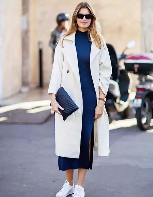 风衣里面穿什么才时尚？今年推荐这4种“内搭”，减龄百搭又耐看