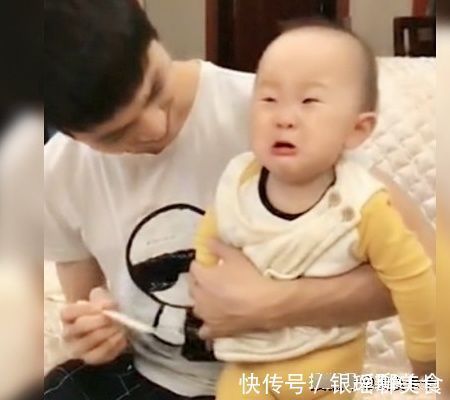 宝宝|全家人准备吃饭,宝妈和宝宝的互动,一家人笑翻:吃货一枚。